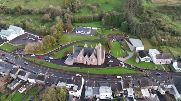 Αεροφωτογραφία Της Ιρλανδικής Εκκλησίας Του Αγίου Πατρικίου Στο Donegal Town — Αρχείο Βίντεο