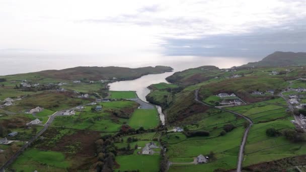アイルランド ドニゴール州キリバーグスによるキルカーの航空眺望 — ストック動画