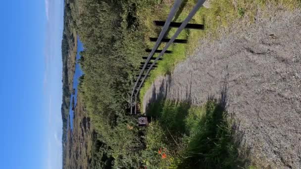 アイルランドのドニゴール州バートンポートによるラフ ワッケル 鉄道散歩から見た — ストック動画