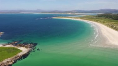 İrlanda 'nın Donegal ilçesindeki Narin ve Portnoo plajlarının hava manzarası.