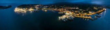 İrlanda 'nın en önemli balıkçı limanı olan Donegal ilçesi Killybegs' in hava gece manzarası.,