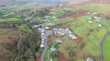 Killybegs, County Donegal, İrlanda 'dan Kilcar' ın hava görüntüsü.