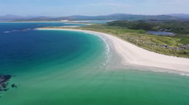 İrlanda 'nın Donegal ilçesindeki Narin ve Portnoo plajlarının hava manzarası.