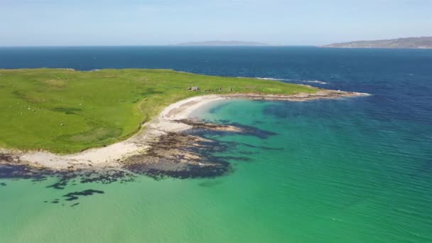アイルランドのドニゴール州ポルティーノによるインシュケール島の航空写真 — ストック動画