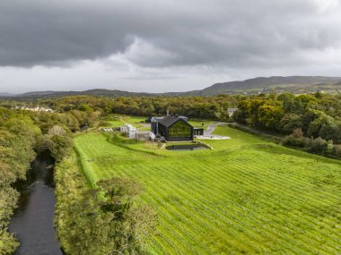 ARDARA COUNTY DONEGAL, IRELAND - Ekim 07 2023: Ardara içki imalathanesi kentte üretiliyor