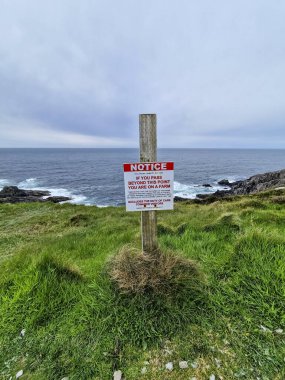 MALIN BAŞI, İLK DONEGAL - 17 Mayıs 2023: bir çiftlik sınırı olduğuna dair bilgilendirme imzası.,