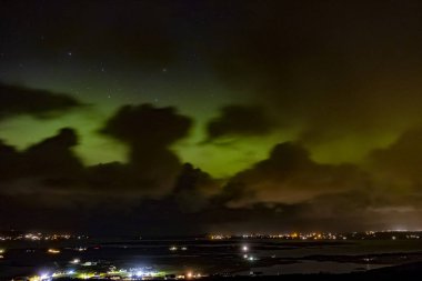 Dungloe 'daki en güçlü Aurora Borealis gecelerinden biri ve Donegal' deki Arranmore Adası - İrlanda.