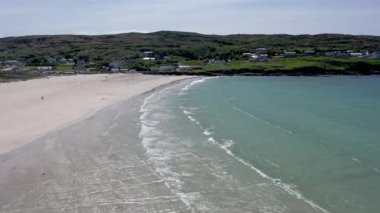 İrlanda 'nın Donegal ilçesindeki Narin ve Portnoo plajlarının hava manzarası.