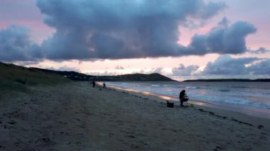 Narin 'de balık tutmak, Portnoo ipliği County Donegal - İrlanda' da gün batımında..