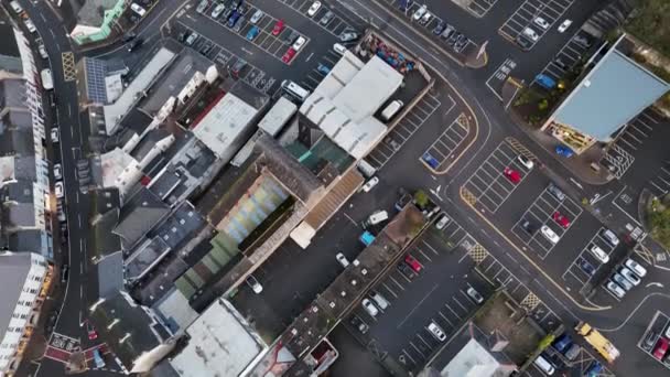 爱尔兰Donegal县Donegal镇屋顶和停车场的空中景观 — 图库视频影像