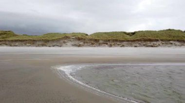 Donegal, İrlanda 'daki Lettermacaward' ın Dooey sahilinde kum fırtınası.