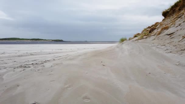 爱尔兰多纳加县的莱特马克奖海滩上的沙尘暴 — 图库视频影像