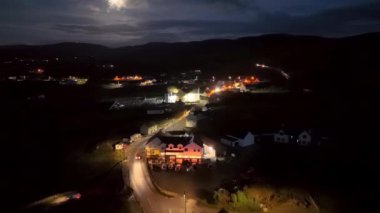 Irleand Cumhuriyeti Donegal İlçesi 'nde Glencolumbkille' in hava gece görüşü.