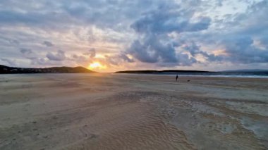 Donegal, İrlanda 'daki Portnoo Narin plajında güzel bir gün batımı..