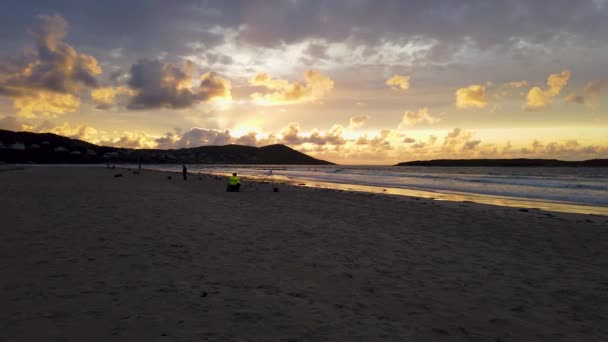 Wędkowanie Narin Portnoo Strand Podczas Niesamowitego Zachodu Słońca Hrabstwie Donegal — Wideo stockowe