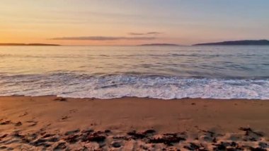 Donegal, İrlanda 'daki Portnoo Narin plajında güzel bir gün batımı..
