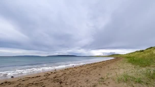 爱尔兰多纳加县波尔诺美丽的蓝色大旗海滩Narin Strand的时间流逝 — 图库视频影像