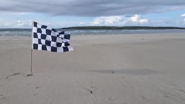 ポルトヌス ドニゴール アイルランドのポルトヌスによってナリンストランドの白旗と旗をチェック — ストック動画