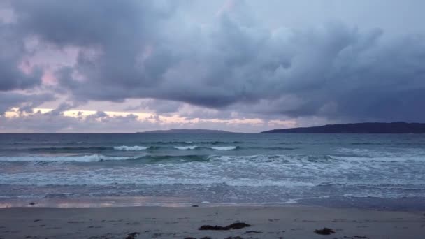ポルトノ カウントリー ドネガル Ireland 2023 20男はビーチで釣り競争している — ストック動画