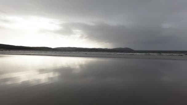 爱尔兰多纳加县的莱特马克奖海滩上的沙尘暴 — 图库视频影像