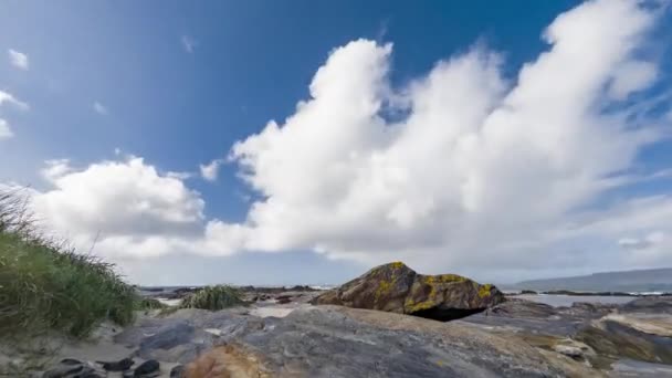 Donegal Ireland县Portnoo的Carrick Fad上空云层的时间 — 图库视频影像