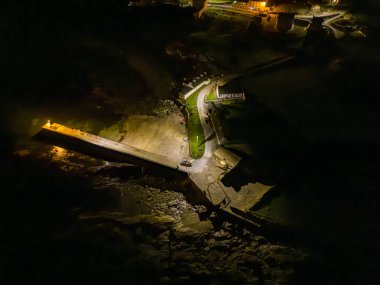 Donegal, İrlanda 'daki Portnoo limanının hava gece görüşü