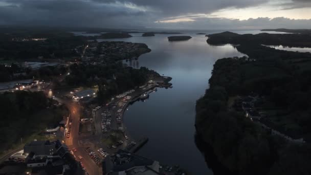 夜のドニゴールタウンダイヤモンドの空中ビュー ドニゴール州 アイルランド — ストック動画