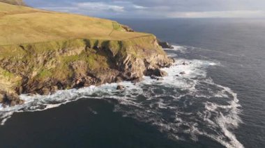 Malin Beg 'den İrlanda' nın Donegal ilçesindeki Slieve League kayalıklarına doğru uçuyor..