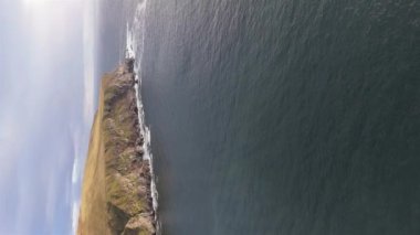 Malin Beg 'den İrlanda' nın Donegal ilçesindeki Slieve League kayalıklarına doğru uçuyor..