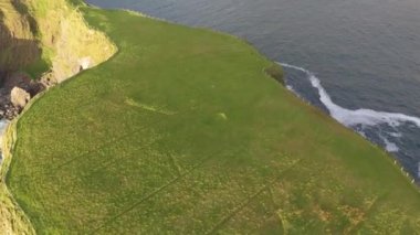 Donegal, İrlanda 'daki Malin Beg' deki Dun Alt Promontory Kalesi 'nin hava görüntüsü.