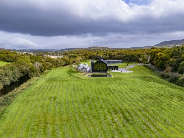 ARDARA COUNTY DONEGAL, IRELAND - Ekim 07 2023: Ardara içki imalathanesi kentte üretiliyor