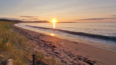 Donegal, İrlanda 'daki Portnoo Narin plajında güzel bir gün batımı..