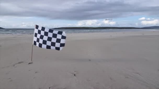 Kontrolováno Bílou Vlajkovou Závodní Vlajkou Narin Strand Portnoo County Donegal — Stock video