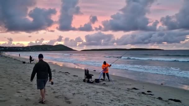 Portnoo County Donegal Irland September 2023 Man Tävlar Fisketävling Stranden — Stockvideo