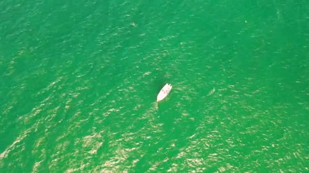Аерофото Маленького Рибальського Човна Атлантичному Океані — стокове відео