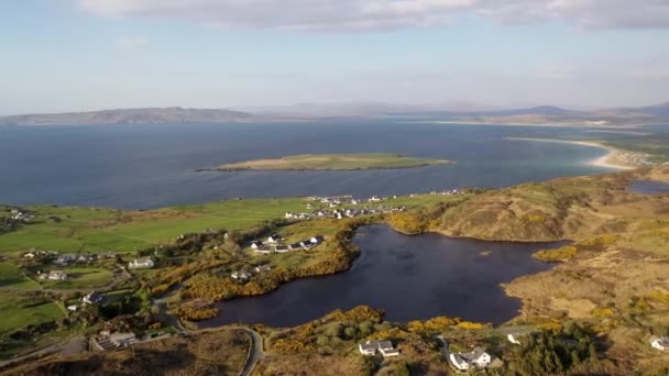 アイルランドのドニゴール州ポルトゥーノにおけるパウンド ラフの航空写真 — ストック動画