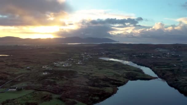 Luchtfoto Van Een Geweldige Zonsopgang Bij Lough Fad Portnoo County — Stockvideo