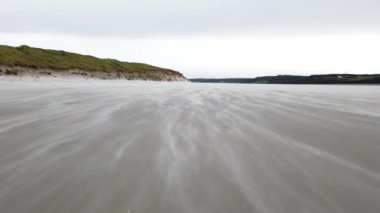 Donegal, İrlanda 'daki Lettermacaward' ın Dooey sahilinde kum fırtınası.