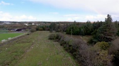 Donegal İlçesi 'ndeki Dungloe' nun havadan görünüşü - İrlanda..
