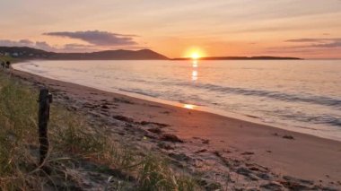 Donegal, İrlanda 'daki Portnoo Narin plajında güzel bir gün batımı..