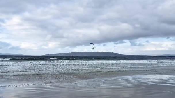 爱尔兰Donegal县Portnoo的Narin Strand海滩海浪中的风筝冲浪手 — 图库视频影像