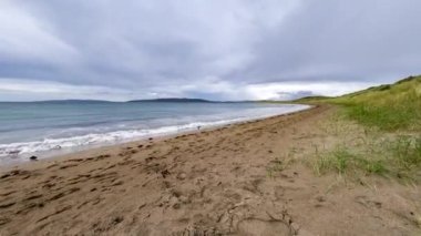 Narin Strand 'in zaman aşımına uğraması Portnoo, Donegal, İrlanda' da güzel bir mavi bayrak plajı.