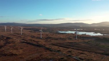 Donegal 'de Ardara ve Portnoo arasında Loughderryduff rüzgar çiftliği üretiliyor.