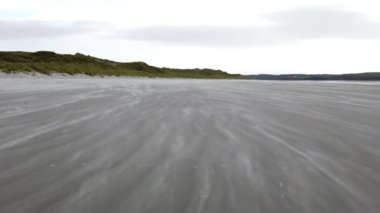 Donegal, İrlanda 'daki Lettermacaward' ın Dooey sahilinde kum fırtınası.
