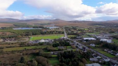 Donegal İlçesi 'ndeki Dungloe' nun havadan görünüşü - İrlanda..