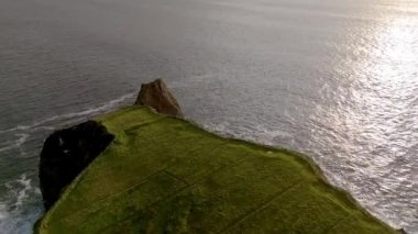 Donegal, İrlanda 'daki Malin Beg' deki Dun Alt Promontory Kalesi 'nin hava görüntüsü.