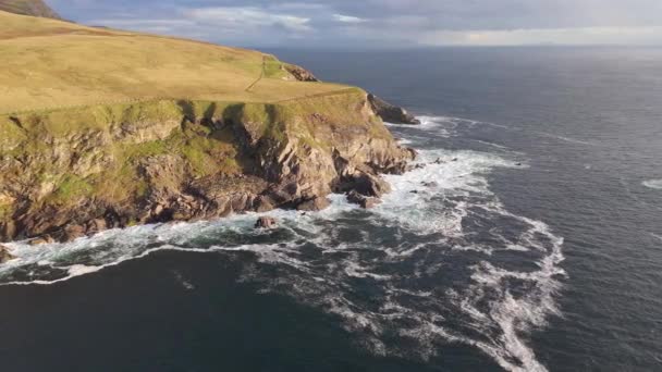 Летевший Малин Бека Сторону Скал Свейв Лиги Графстве Донегал Ирландия — стоковое видео