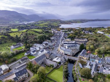 Ardara 'nın Donegal ilçesindeki Atlantik kıyısının havadan görüntüsü - İrlanda.