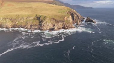 Malin Beg 'den İrlanda' nın Donegal ilçesindeki Slieve League kayalıklarına doğru uçuyor..