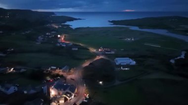 Irleand Cumhuriyeti Donegal İlçesi 'nde Glencolumbkille' in hava gece görüşü.